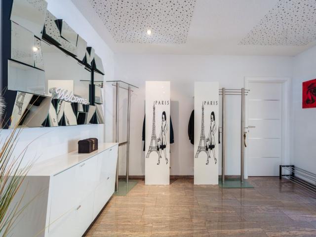 Großzügige, neuwertige Villa mit Salzwasserpool auf 1039 m² Grund in Wörthersee Nähe