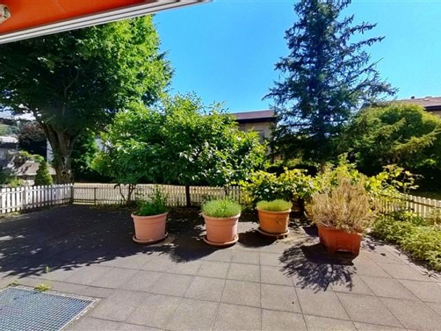 Grosszügige Parterre Wohnung mit Terrasse