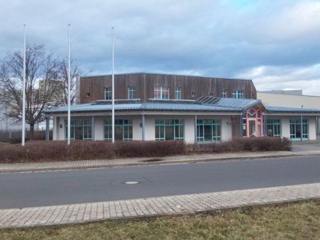 Großzügige Produktionshalle mit Bürotrakt ca. 2.400 m² beheizbar – LKW befahrbar | Industriegebiet