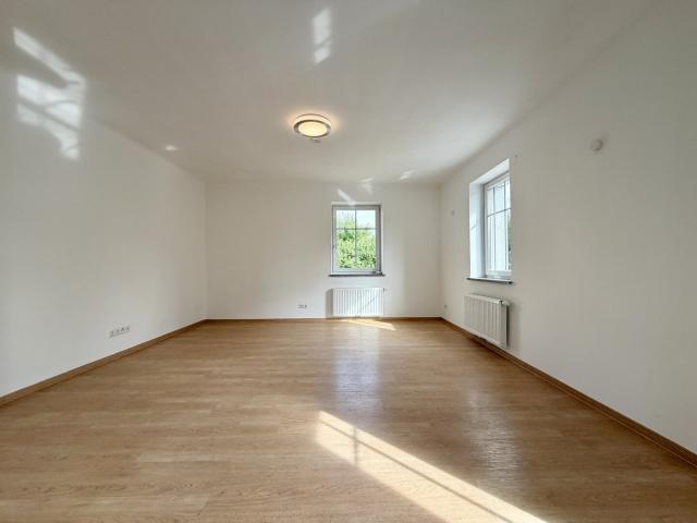 GROSSZÜGIGE, RENOVIERTE 5 ZIMMER WOHNUNG IM ZWEIFAMILIENHAUS!