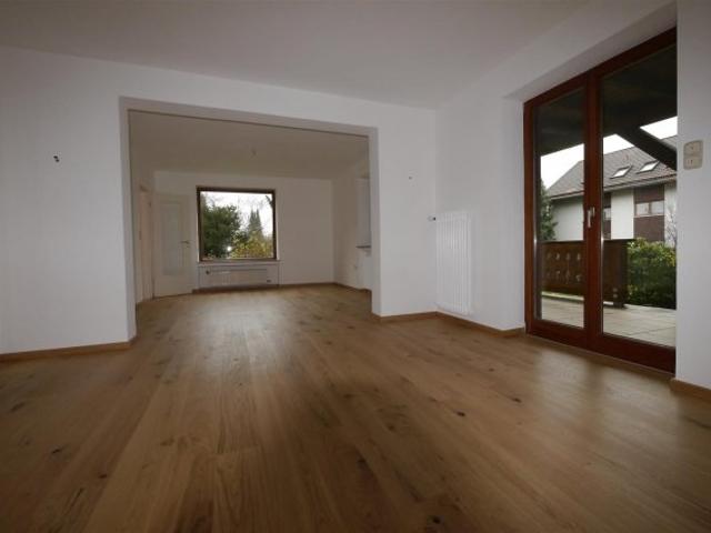 Großzügige ruhige 2 Zimmer Wohnung in Zweifamilienwohnhaus für ein Paar oder Single
