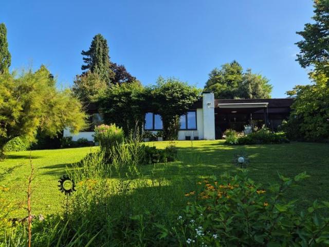 Großzügiger Bungalow mit Gebirgsblick und Außenpool im Herzen von Leonding! 250 m² WNFL, Grund 2.156 m², Doppelgarage!
