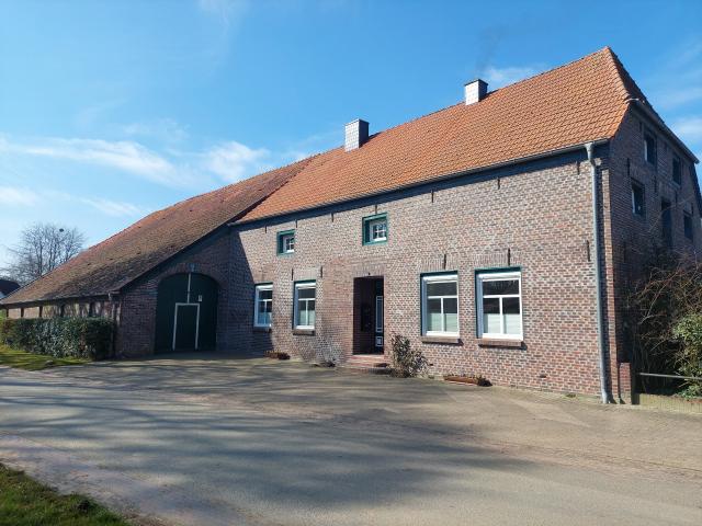 Großzügiger Gulfhof mit Haupthaus und weiterem Wohngebäude, Scheune und großem Grundstück in Zetel Driefel