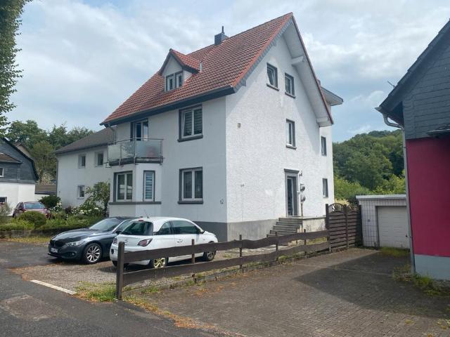 Großzügiges 2 Familienhaus mit großem Garten!