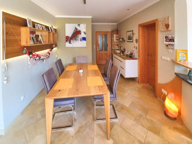 Großzügiges 7 Zimmer Einfamilienhaus mit Pool und Großem Garten