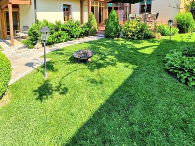 Großzügiges 7 Zimmer Einfamilienhaus mit Pool und großem Garten