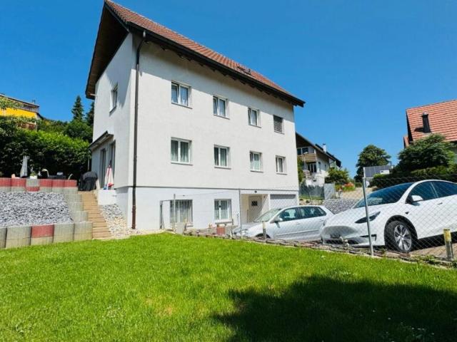 Grosszügiges 5.5 Zimmer Haus mit Garage, 4 Aussenparkplätzen und Dachterrasse