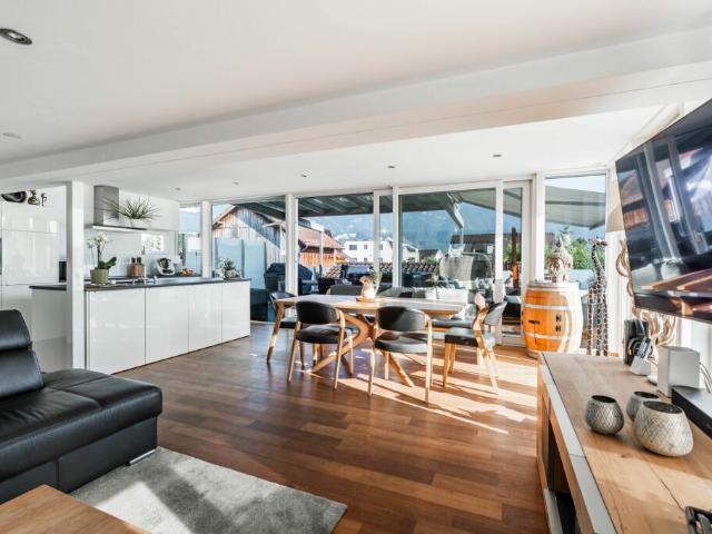 Grosszügiges 8 Zimmer Einfamilienhaus mit Einliegerwohnung, Garten und grosser Terrasse
