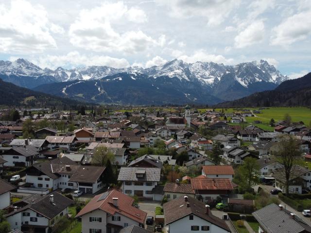 Großzügiges Anwesen bebaut mit einem Einfamilienhaus und einem Mehrfamilienhaus Pension