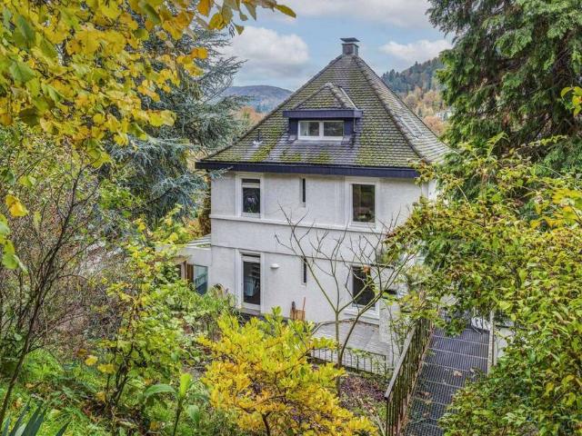 Großzügiges Anwesen mit Panorama: Leben in Baden Badens Hanglage