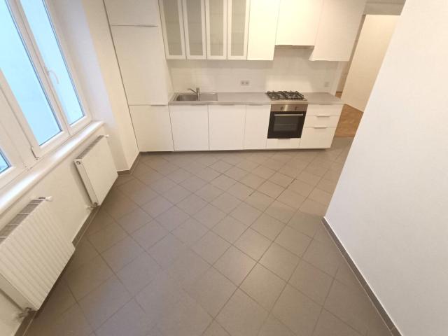 Großzügiges Altbaujuwel mit 3 Zimmern in zentraler Lage und bester Anbindung! WG geeignet! Nähe U1 Südtiroler Platz!