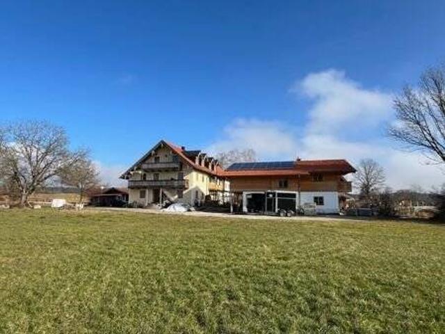 Großzügiges Bauernhaus in guter und sonniger Lage unweit vom Tüttensee