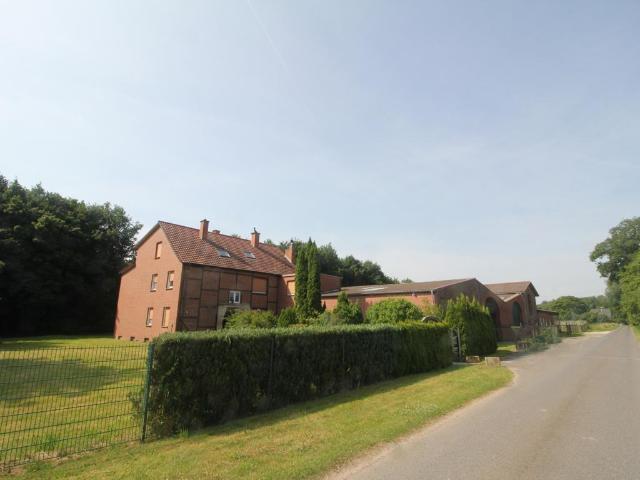 Großzügiges Bauernhaus mit Einliegerwohnung, Hallenfläche und über 41.000 m² Grundstück in Werne!