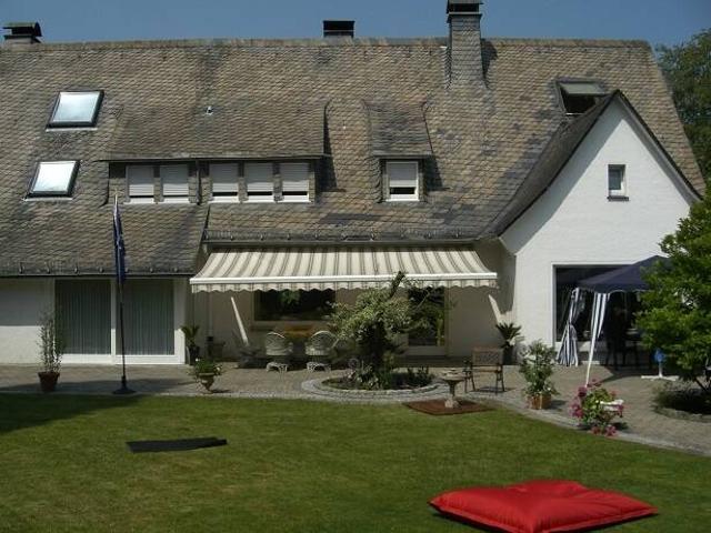 Großzügiges gepflegtes Einfamilienwohnhaus mit Schwimmhalle in Arnsberg Hüsten Mühlenberg zu verkaufen