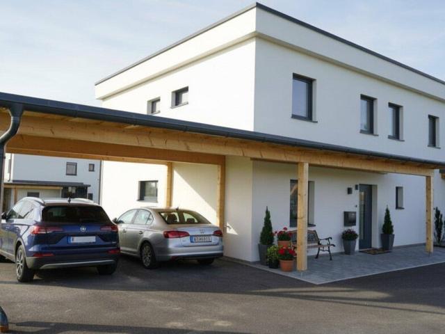 großzügiges Doppelhaus in sonniger Lage