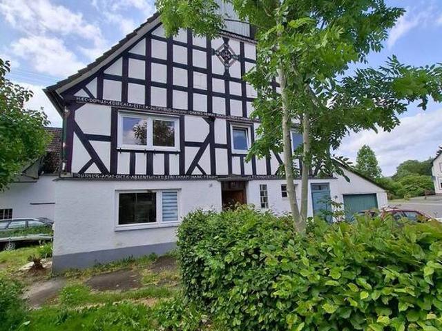 Großzügiges, denkmalgeschütztes, teilsaniertes Bauernhaus Ensemble lädt zum Verwirklichen Ihrer Wohnträume ein!
