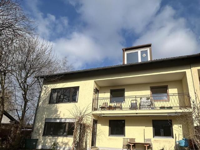 Großzügiges Dreifamilienhaus mit sonnigem Garten und Doppelgarage in begehrter Nachbarschaft