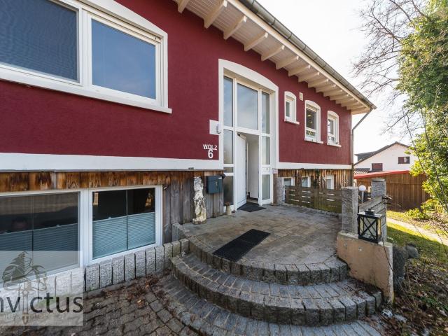 Großzügiges EFH im Bungalowstil hohe Decken, Einliegerwohnung, Kamin, großer Garten & Parkplätze!