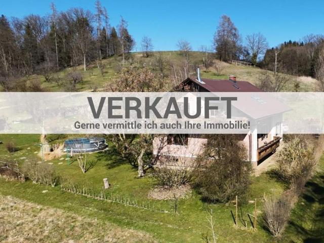 Großzügiges Ein bis Zweifamilienhaus mit Nebengebäuden, Obstgarten und viel Potenzial in Lipsch