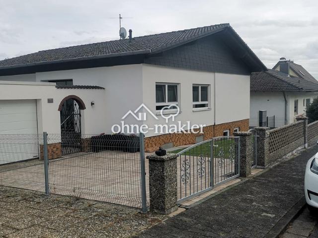 Großzügiges Ein Zweifamilienhaus freistehend