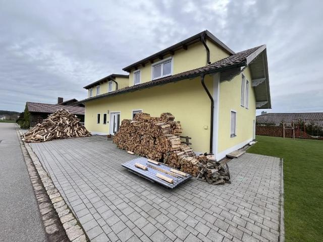 Großzügiges Ein /Zweifamilienhaus mit Garagengebäude in Dieberg zu verkaufen