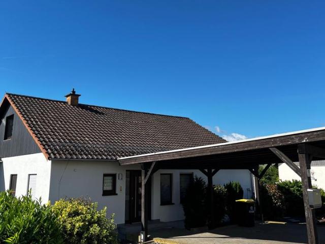 Großzügiges Ein Zweifamilienhaus mit großem Grundstück, 97724