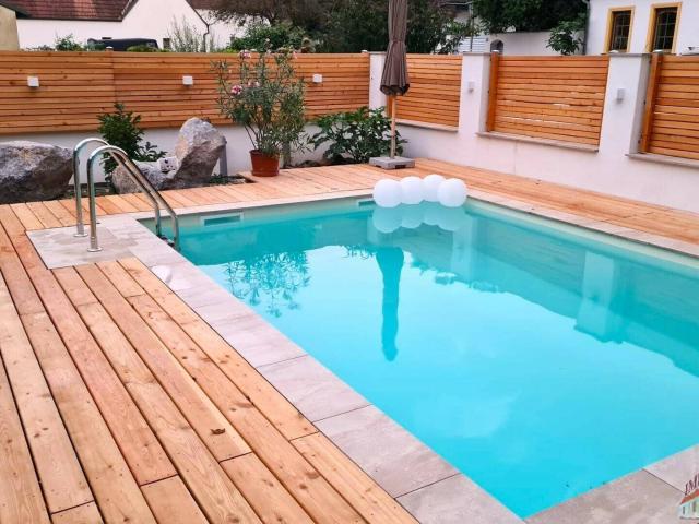 Großzügiges Ein / Zweifamilienhaus mit Pool in Ruhelage zwei Eingänge