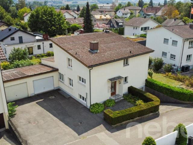 Grosszügiges Einfamilienhaus mit 2 Wohnungen und grossem Garten