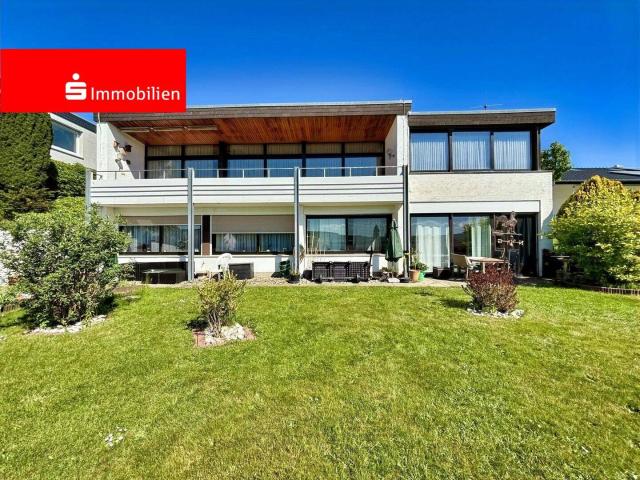 Großzügiges Einfamilienhaus mit zwei Einliegerwohnungen und traumhaftem Ausblick in Bad Wildungen