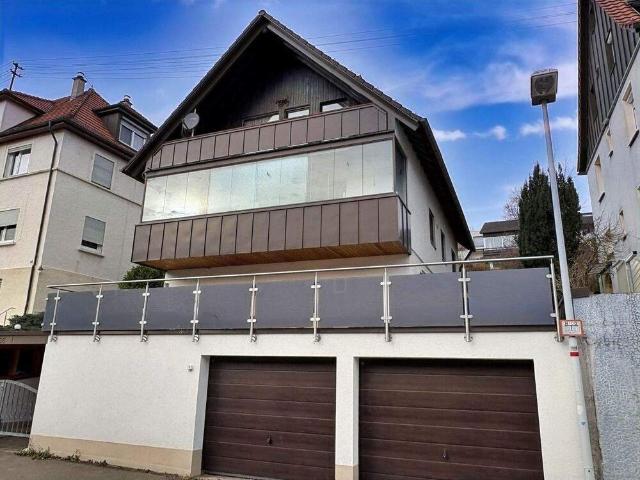 Großzügiges Einfamilienhaus mit zwei Garagen