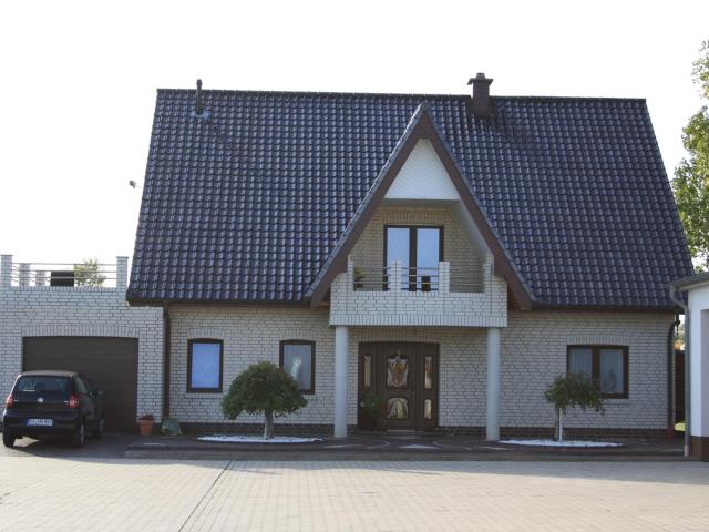 Großzügiges Einfamilienhaus mit Betriebshalle 10x18m