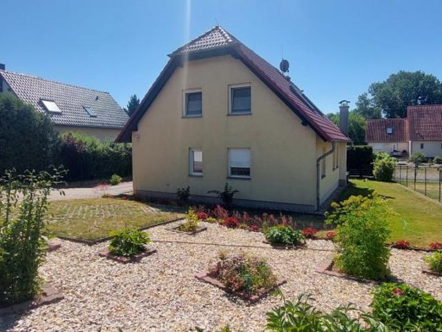 Großzügiges Einfamilienhaus mit Doppelgarage und großem Grundstück zu verkaufen!