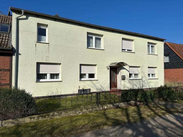Großzügiges Einfamilienhaus mit Doppelgarage und Scheune in ruhiger Lage von Lüge