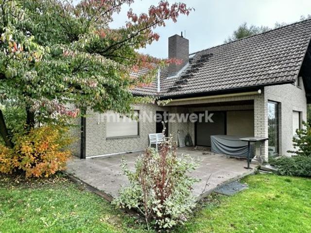 Großzügiges Einfamilienhaus mit Einliegerwohnung und großem Grundstück