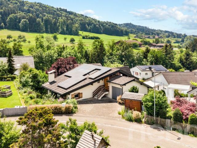 Grosszügiges Einfamilienhaus mit Garten und vielseitigen Möglichkeiten