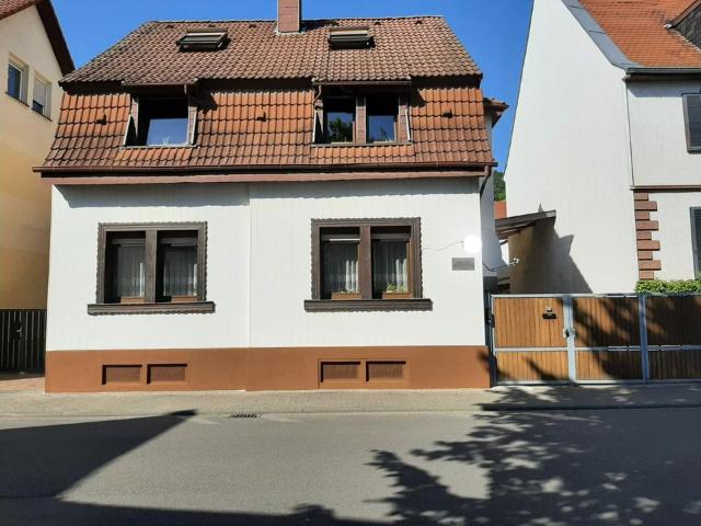 Großzügiges Einfamilienhaus mit Nebengebäuden und tollem Garten