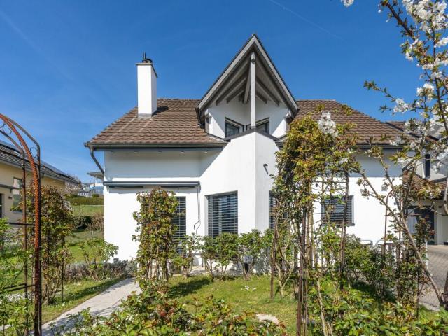 Grosszügiges Einfamilienhaus mit Pool