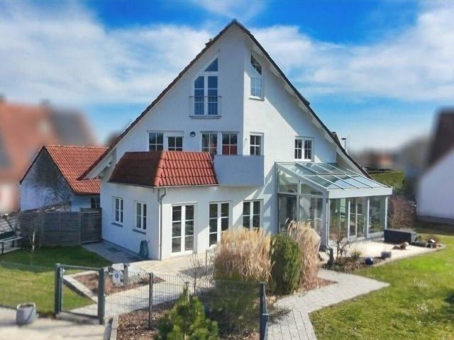 Großzügiges Einfamilienhaus mit Swimmingpool, Sauna und traumhaftem Garten