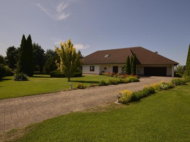 Großzügiges Einfamilienhaus auf traumhaft schönem Grundstück