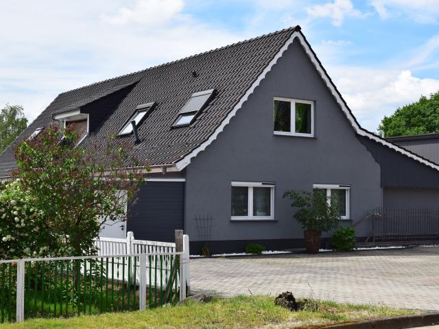 Großzügiges Einfamilienhaus auf zwei Ebenen in Markendorf und Außenpool