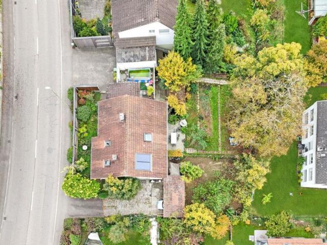 grosszügiges Einfamilienhaus / Bauland