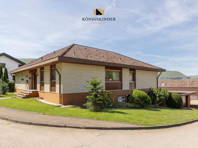 Großzügiges Einfamilienhaus in guter Lage, mit Einliegerwohnung, schönem Garten und Doppelgarage