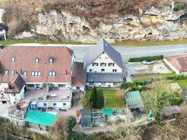 grosszügiges Einfamilienhaus vielseitiger Aussenbereich mit Stellplatz und zusätzlichem Schopf/Garage