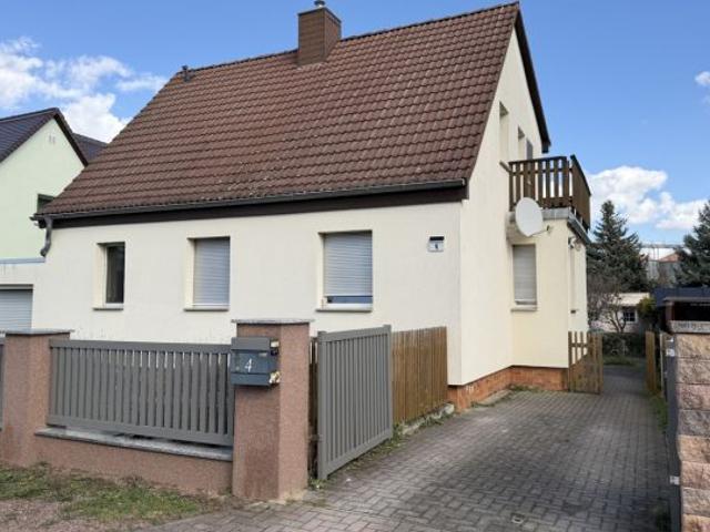 Großzügiges Familienhaus mit Gartenidylle, Terrasse, Balkon und Garage