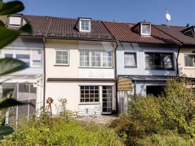 Großzügiges Reihenmittelhaus mit sonniger Terrasse, Garten und viel Potenzial