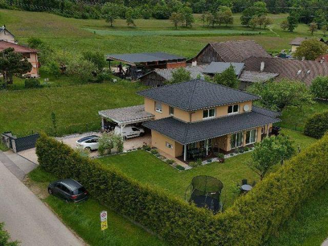 Großzügiges Familienhaus im modernen Stil am Stadtrand von Klagenfurt