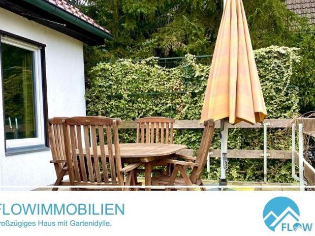 großzügiges Haus mit Gartenidylle