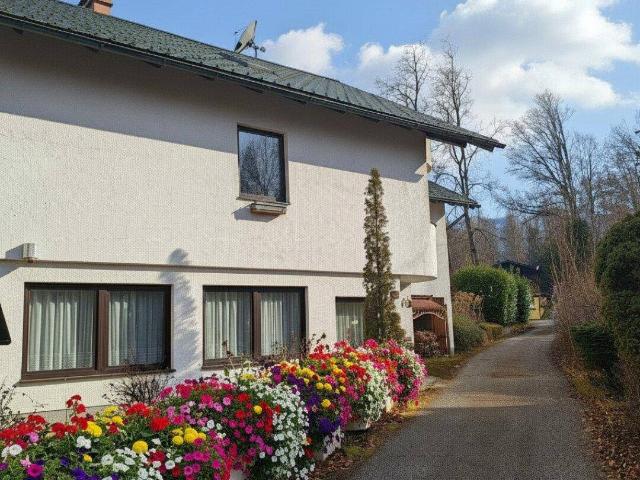 Großzügiges Haus neben Traunsee mit Badeplatz