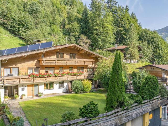 Großzügiges Mehrfamilienhaus mit 3 Wohnungen