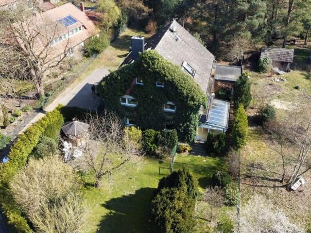 Großzügiges Mehrfamilienhaus mit drei Wohneinheiten in Schneeren
